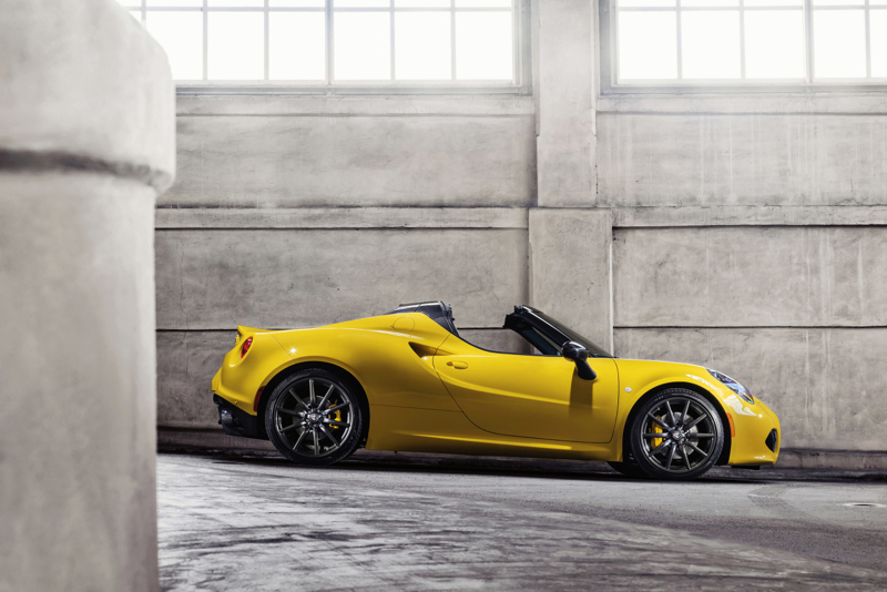 Alfa Romeo 4C Spider : Comme avant ! 2 DLEDMV Alfa 4C Spider Detroit002