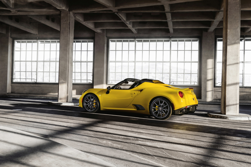 Alfa Romeo 4C Spider : Comme avant ! 9 DLEDMV Alfa 4C Spider Detroit005