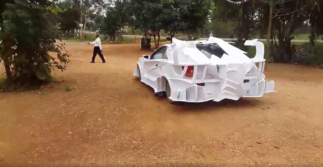 Michel a retrouvé son cousin africain... Et lui aussi il aime les Celica ! 2