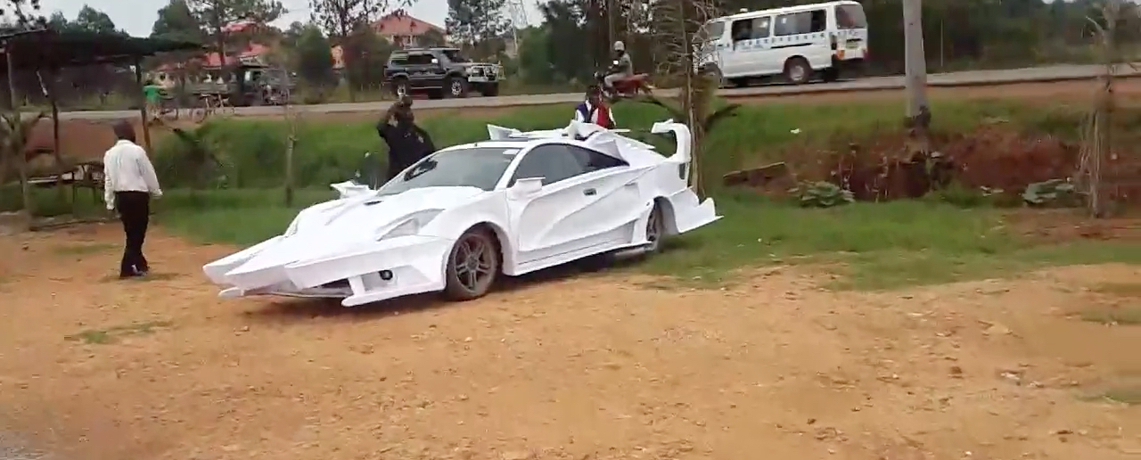 Michel a retrouvé son cousin africain... Et lui aussi il aime les Celica ! 1