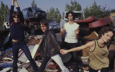 A Fond : Téléphone – « Argent trop cher »