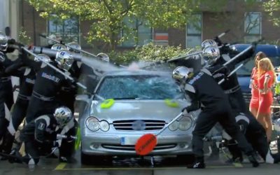 Car Wash Pit Stop… Avec des Babes et Jenson Button !
