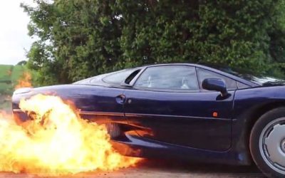 Une XJ220 qui met le feu !
