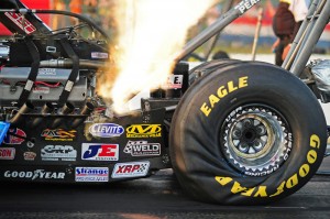 La dure vie d'un pneu de dragster ! En slow motion ... DLEDMV_Pneus_Dragster_Amen_04