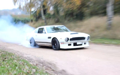 Aston V8 turbo qui cire le bitume … Shocking !