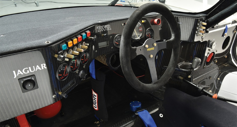 Le tableau de bord… Habitacle et choucroute garnie !