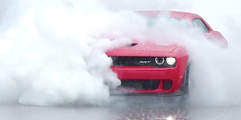 Dodge Challenger Hellcat… Burning tyres !