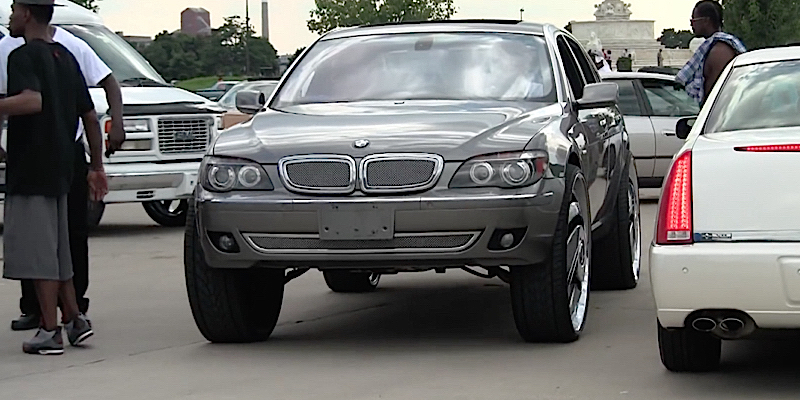 Donk BMW 750 Li… Elle va vous énerver celle là !