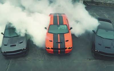 Torture de pneus par 3 Challenger SRT Hellcat !