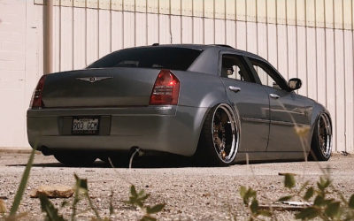 Slammed Chrysler 300C – De l&rsquo;air sur du 22&prime; !