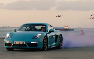 Modern Race : Porsche Cayman versus... drones !