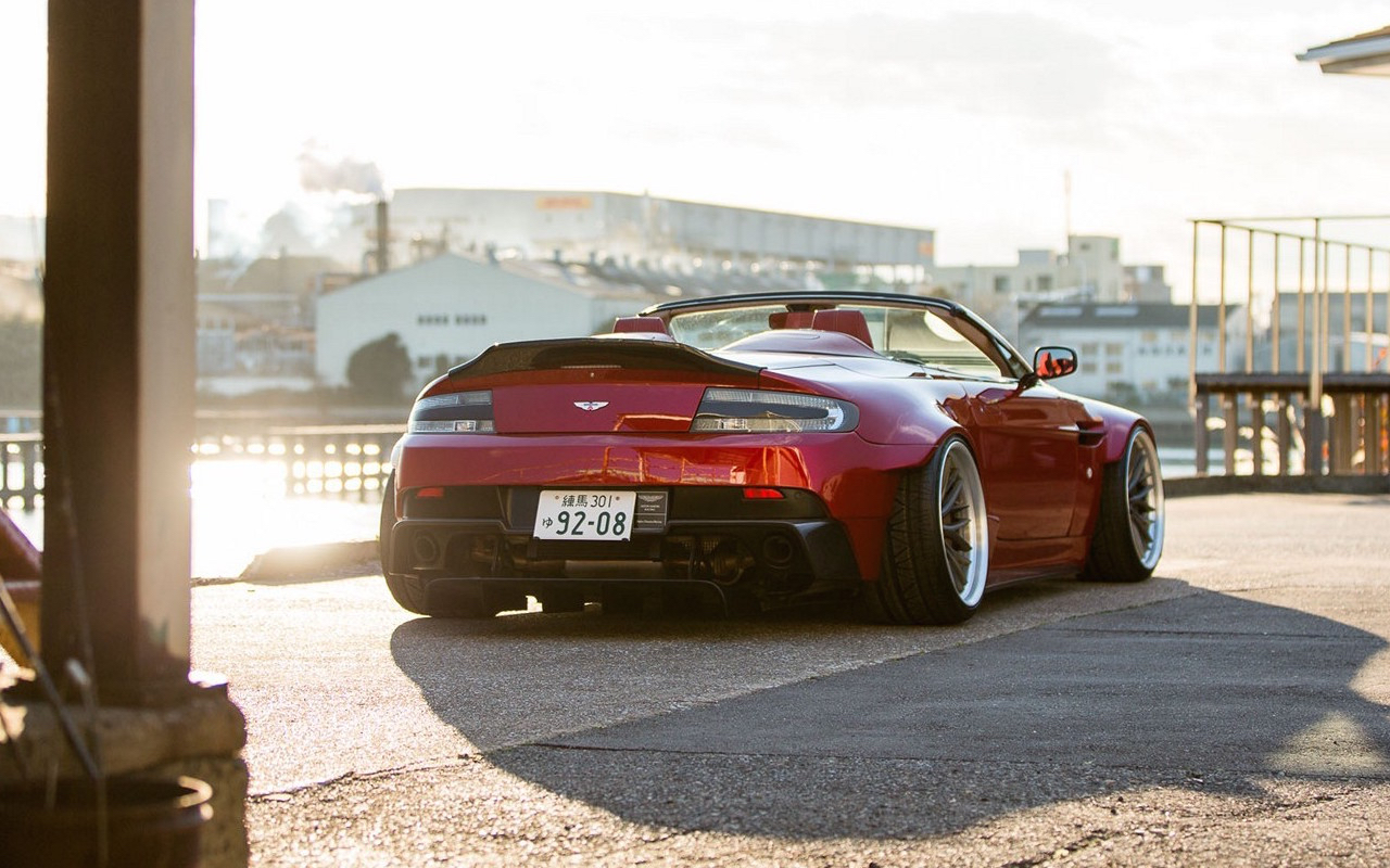 Accueil 11 Aston V8 Vantage Roadster… J’veux du sang !