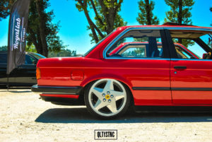 Une BMW E30 chaussée en Ferrari ! DLEDMV - BMW E30 slammed on Ferrari wheels 00003
