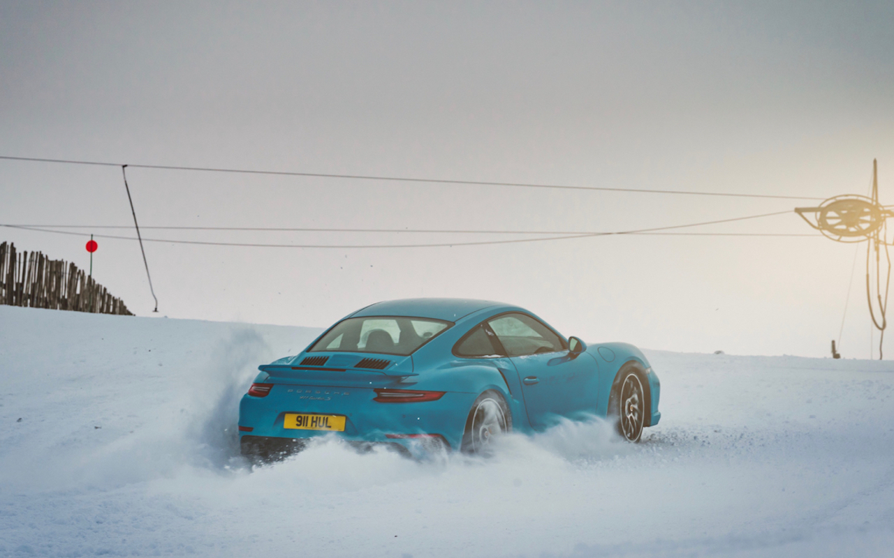 Accueil 13 Porsche 911 Turbo S – « King of the Hill » : Une voiture dans la neige !