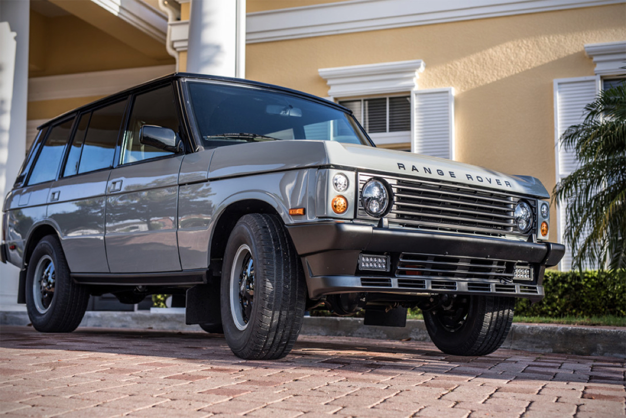 Classic range. Рендж Ровер 1978. Range Rover Classic Restomod. Ленд Ровер Рендж Ровер Классик. Рендж Ровер 1.