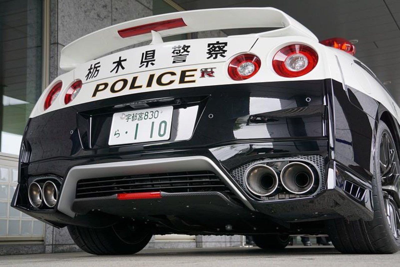 Nissan GTR... Si la police s'y met ! 14