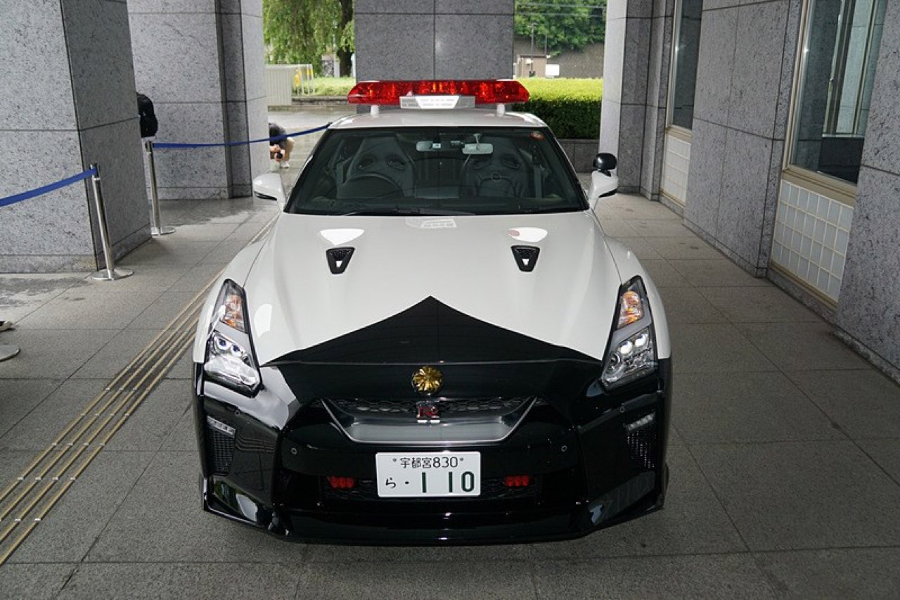 Nissan GTR... Si la police s'y met ! 16