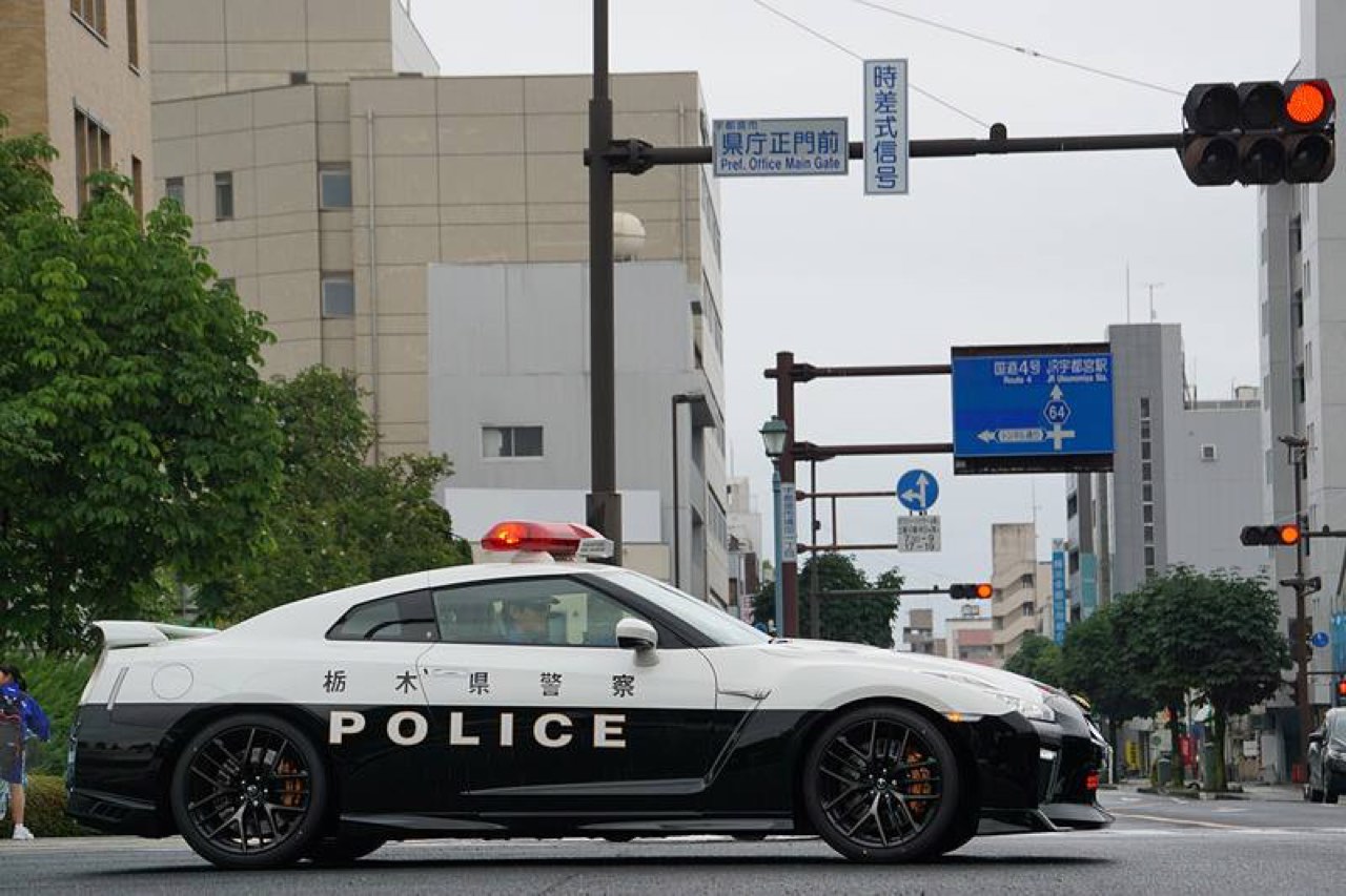 Nissan GTR... Si la police s'y met ! 18