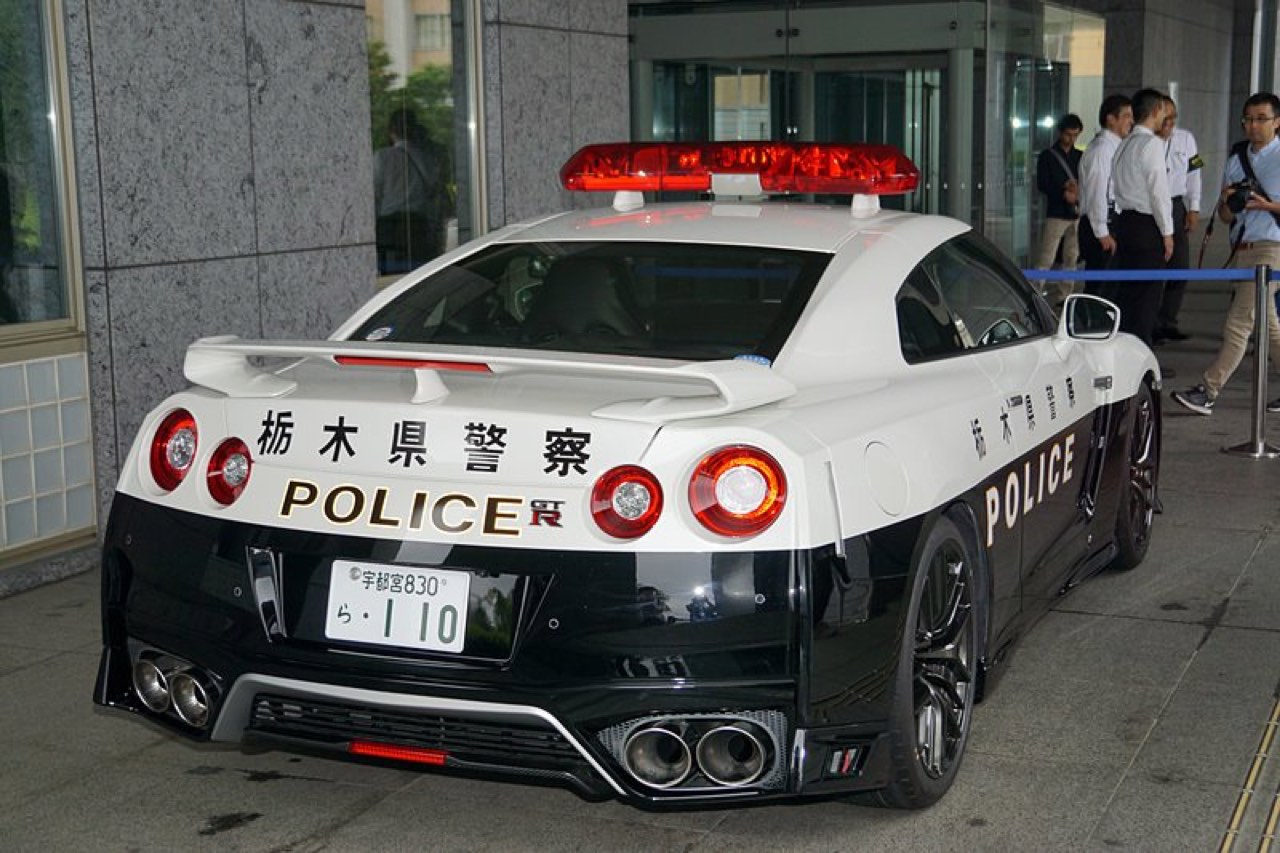Лев машины из японии. Ниссан ГТР Р 35 полиция. Nissan GTR Police. Nissan GTR Japan Police. Ниссан ГТР 35 ГТР полиция Япония.