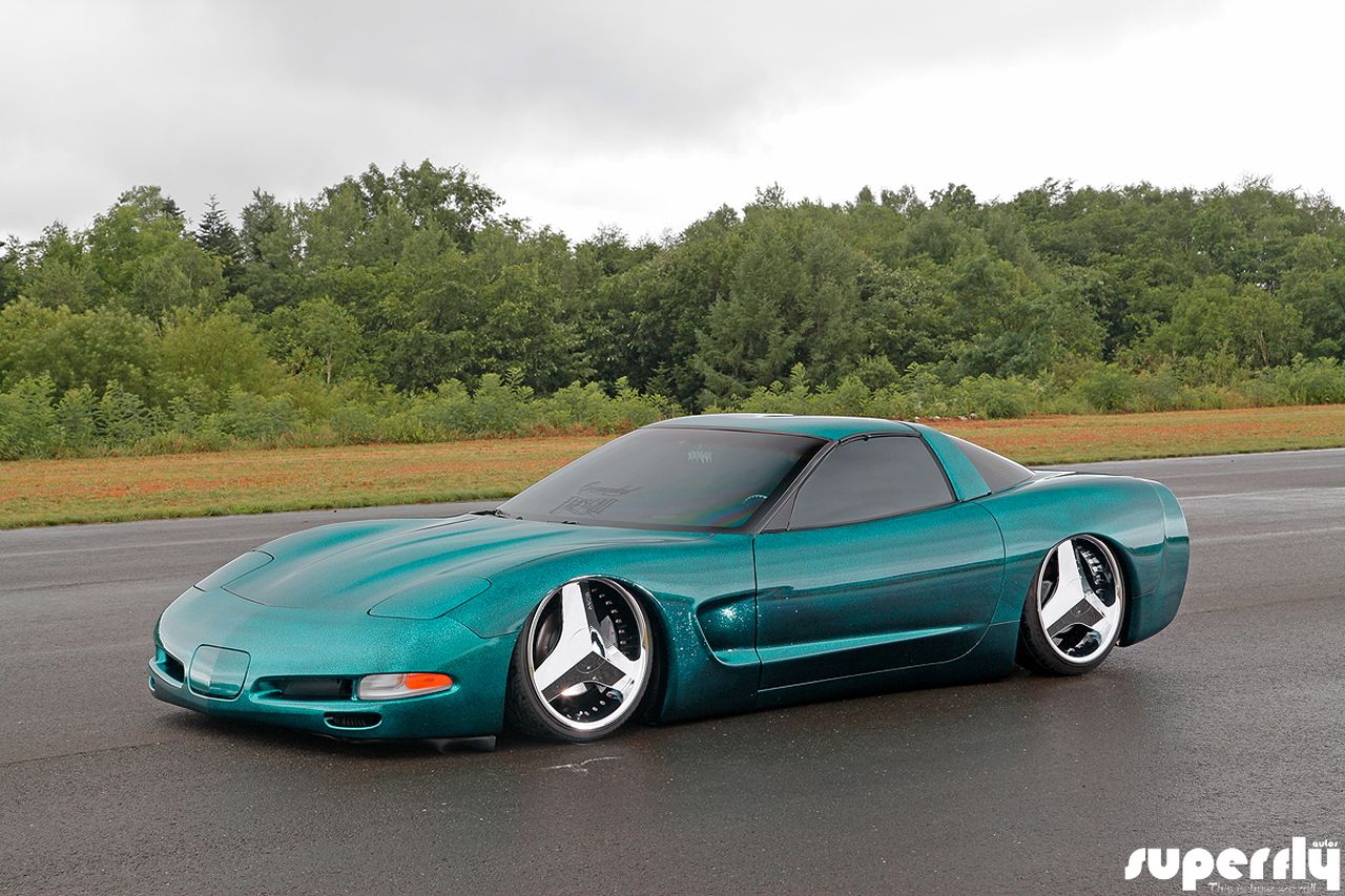 Corvette C5 de 2001 - Stance, paillettes et jantes en 20' De l'essence