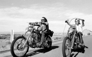 A fond : "Born to be wild" - Steppenwolf