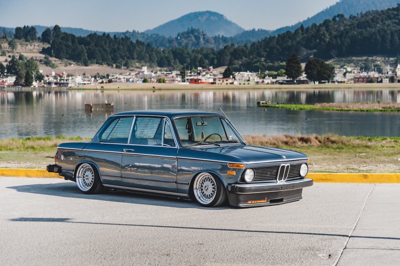 BMW 2002 stance