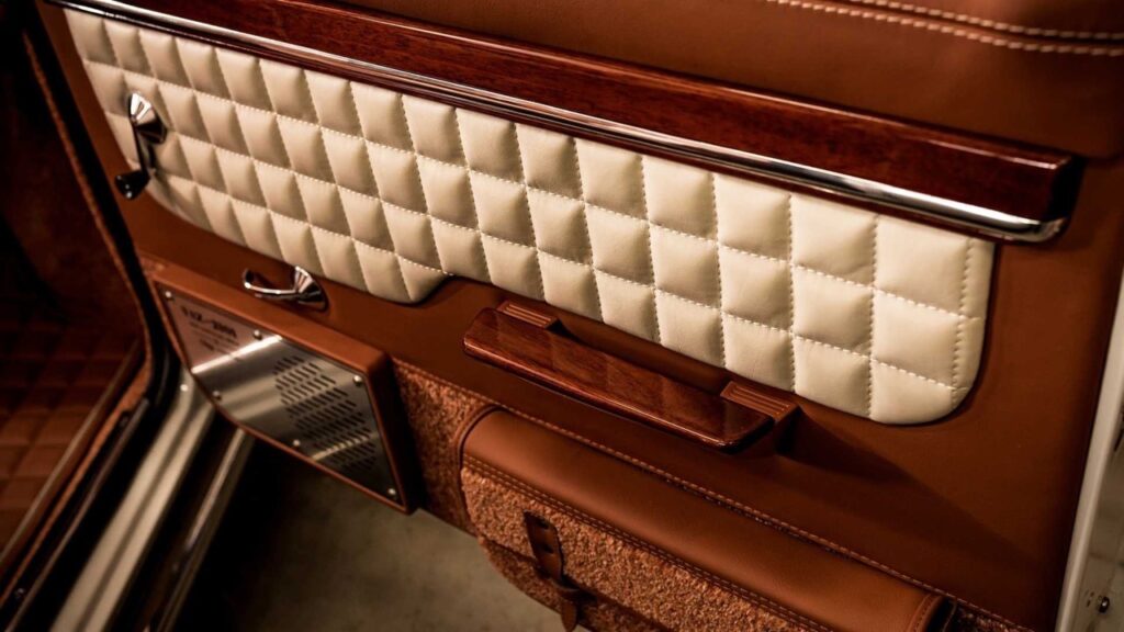 AvtoVAZ Lada 2101... A moins que ce soit une Bentley ! 16