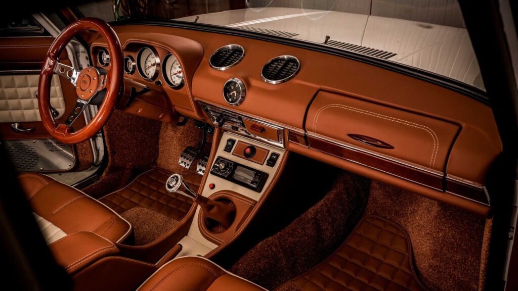 AvtoVAZ Lada 2101... A moins que ce soit une Bentley ! 13