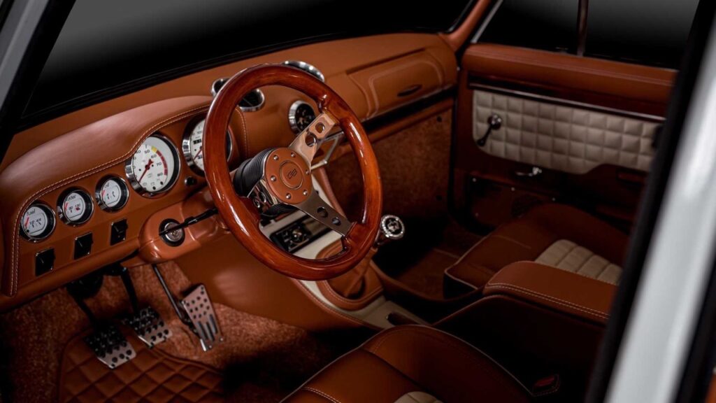 AvtoVAZ Lada 2101... A moins que ce soit une Bentley ! 12