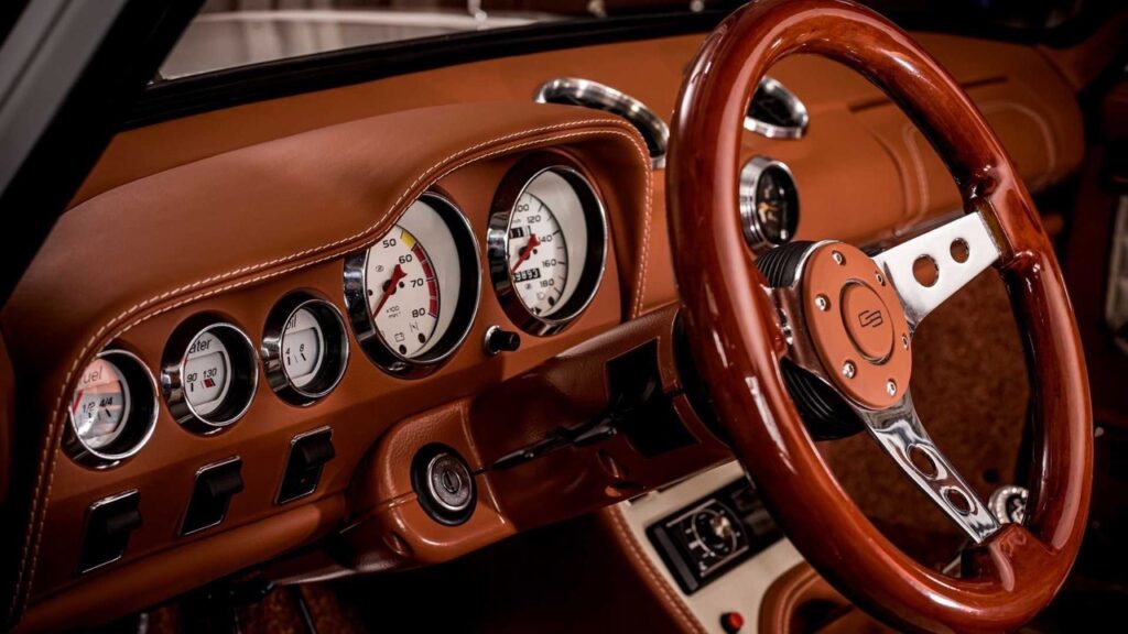 AvtoVAZ Lada 2101... A moins que ce soit une Bentley ! 11