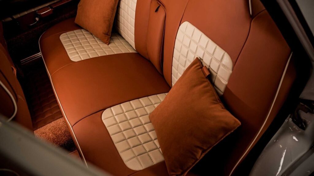 AvtoVAZ Lada 2101... A moins que ce soit une Bentley ! 7