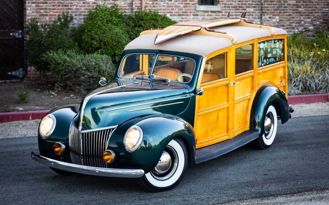 Custom ’39 Ford DeLuxe Station Wagon Woodie – On va à la plage ?!