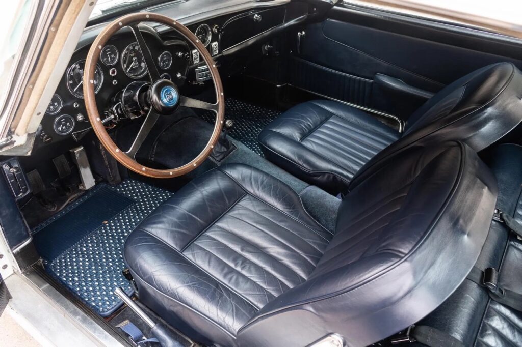 Aston Martin DB5. Choisissez un chiffre entre 4 et 6 ! 19