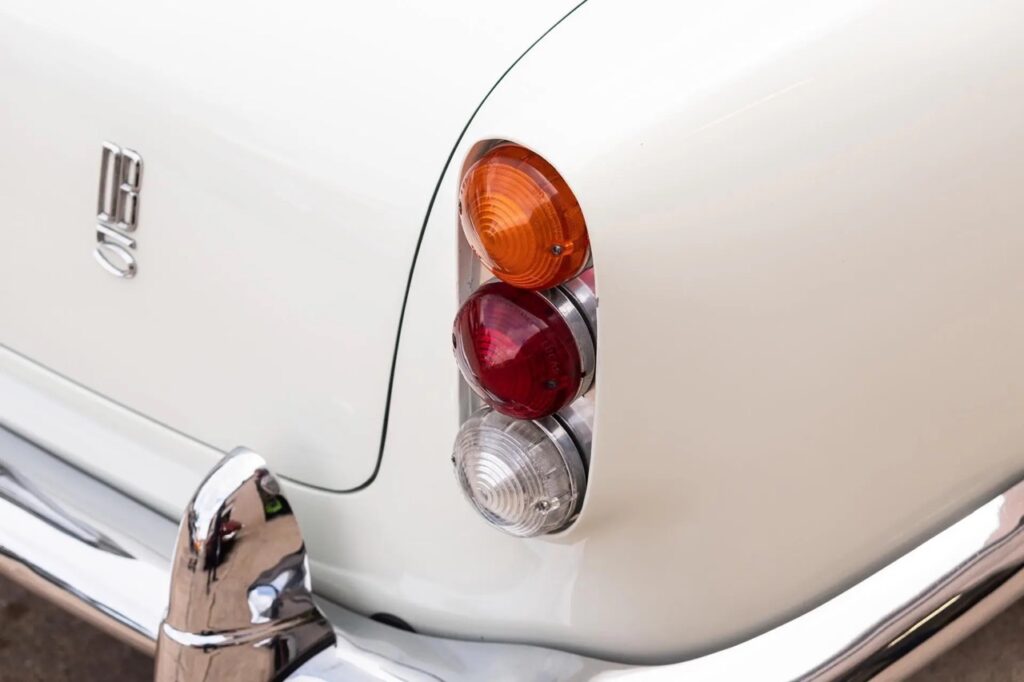 Aston Martin DB5. Choisissez un chiffre entre 4 et 6 ! 15