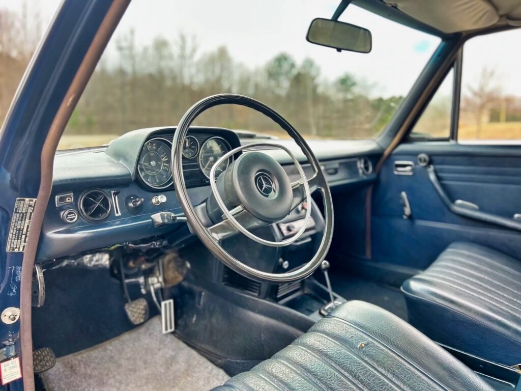 '69 Mercedes 220 W115 en V8 GM... Du ketchup dans la choucroute ! 9