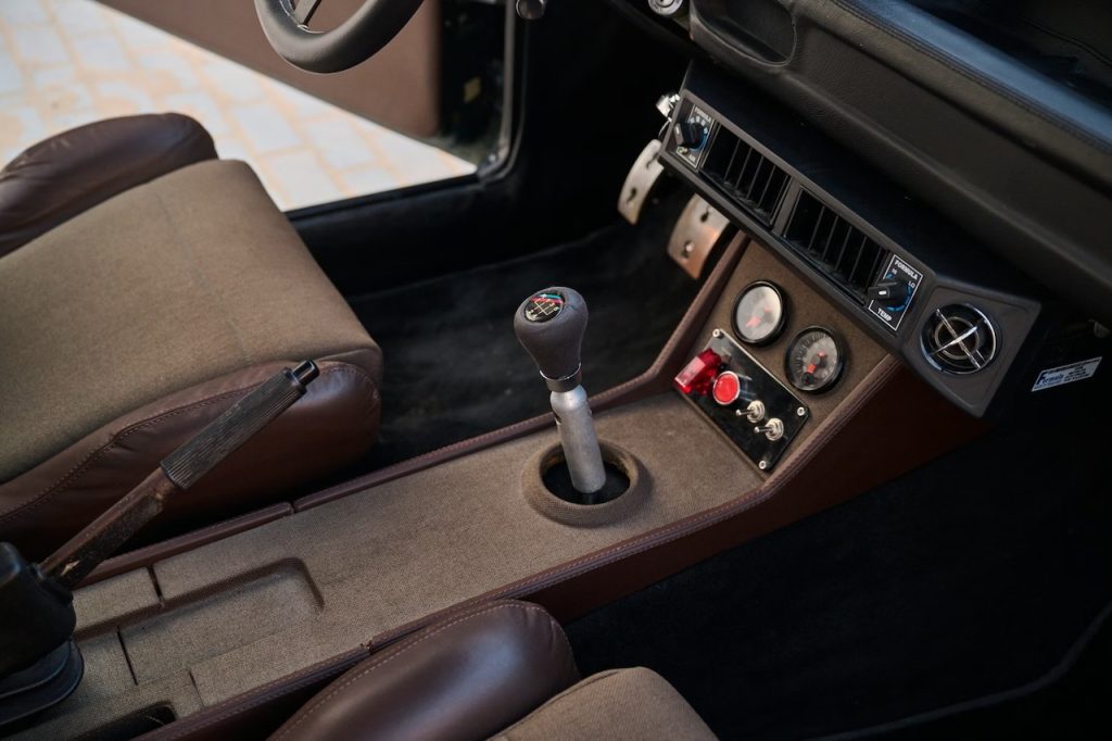 '76 BMW 2002 Restomod - Vintage mais moderne ! 24