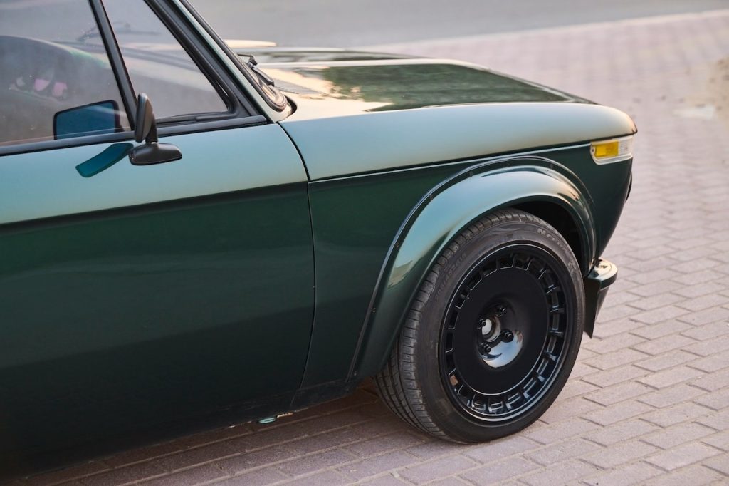 '76 BMW 2002 Restomod - Vintage mais moderne ! 12