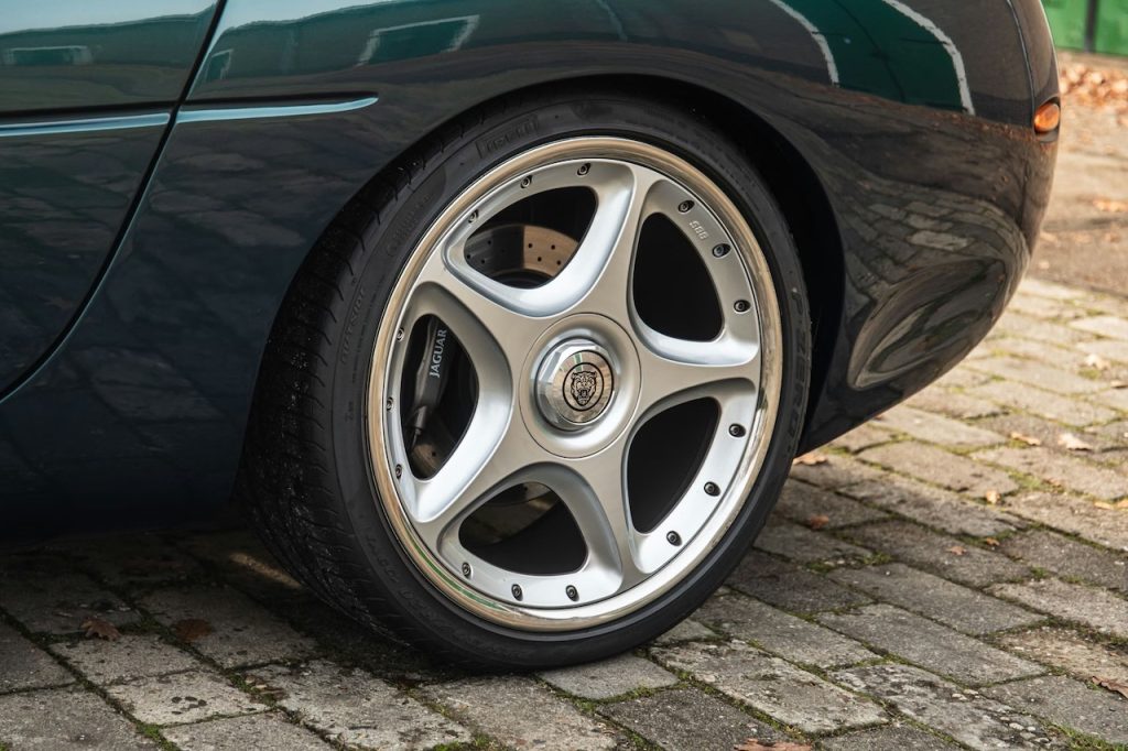 '99 Jaguar XK180 Concept - Une XKR qui joue au Top Model ! 15