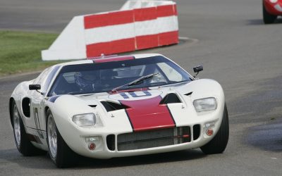 Kenny Bräck vs GT40 : Fight à Goodwood sous la pluie…!