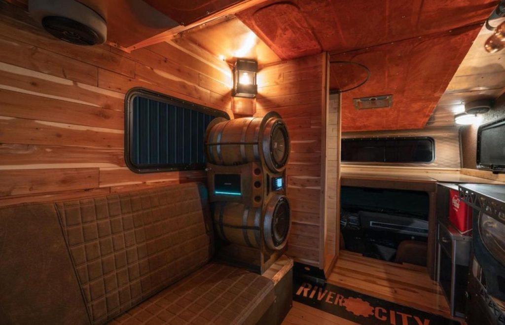 #SEMA 2019 : Brown Sugar Camper - Le camping Chevy C20 version lowww... 9