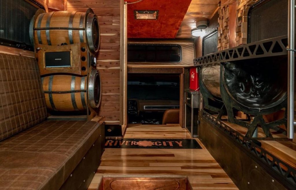 #SEMA 2019 : Brown Sugar Camper - Le camping Chevy C20 version lowww... 7